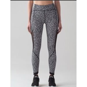 Lululemon Womens Black/White Sole Training 7/8 Tight, Size 4